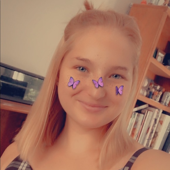 Profile Picture of Hayley Breeyear (@breeyearh42) on Poshmark