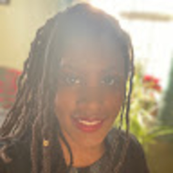 Profile Picture of Lorrie Murenzi (@lorriemurenzi) on Poshmark