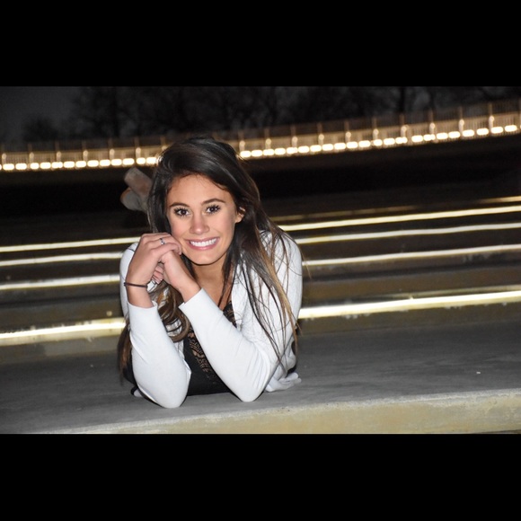 Profile Picture of Alexia Byrnes (@alexiabyrnes) on Poshmark