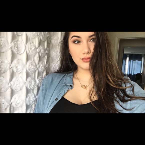 Profile Picture of Julieanna Hudson (@juju332) on Poshmark