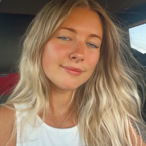 Profile Picture of Andrea Colter (@_andrearhea_) on Poshmark