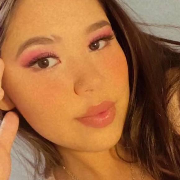 Profile Picture of Zoey Sinclair-straightnose (@zoeyaprilrain) on Poshmark