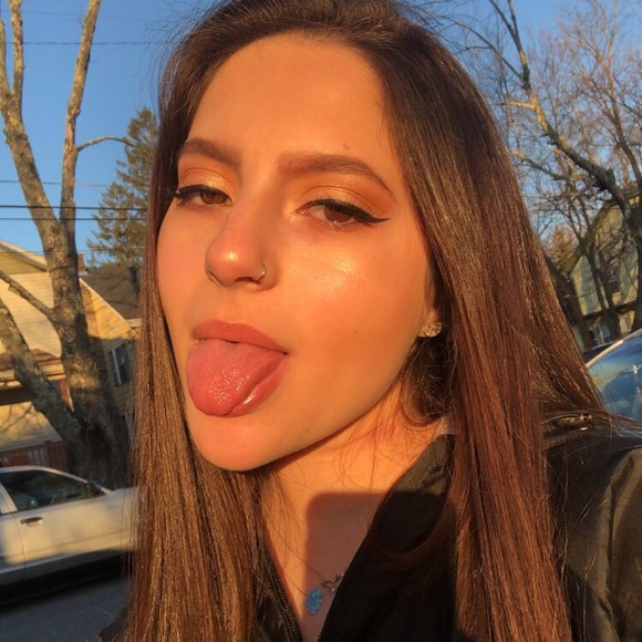 Profile Picture of Sara Reinhertz (@sarareinhertz) on Poshmark