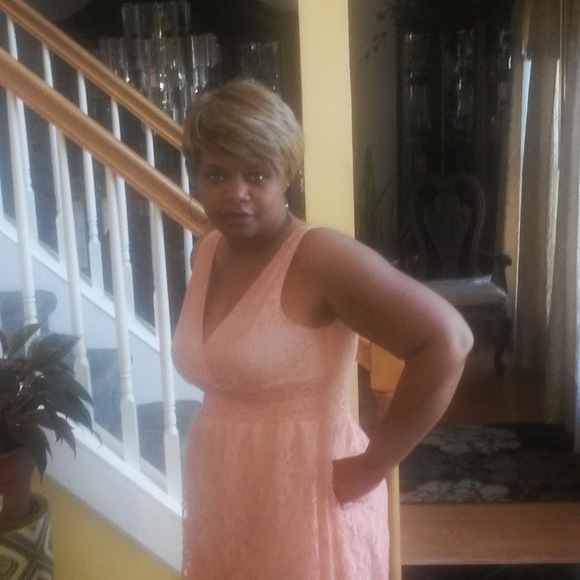 Profile Picture of Valerie Hayes (@valeriehayes070) on Poshmark