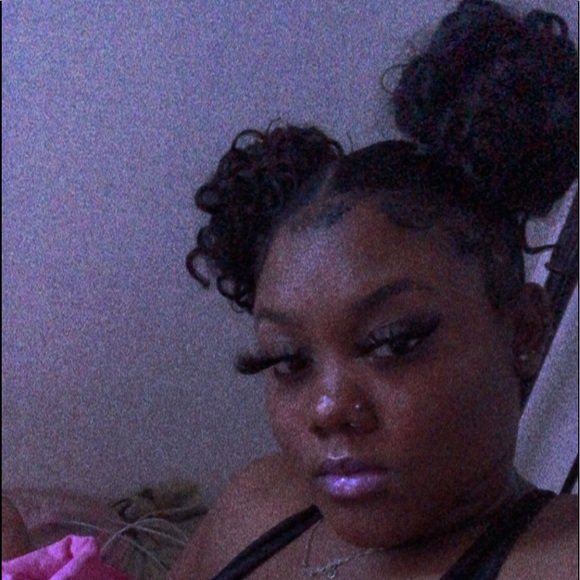 Profile Picture of Amari Amari (@amariamari8) on Poshmark