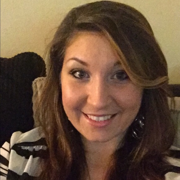Profile Picture of Anela Basic (@anela86) on Poshmark