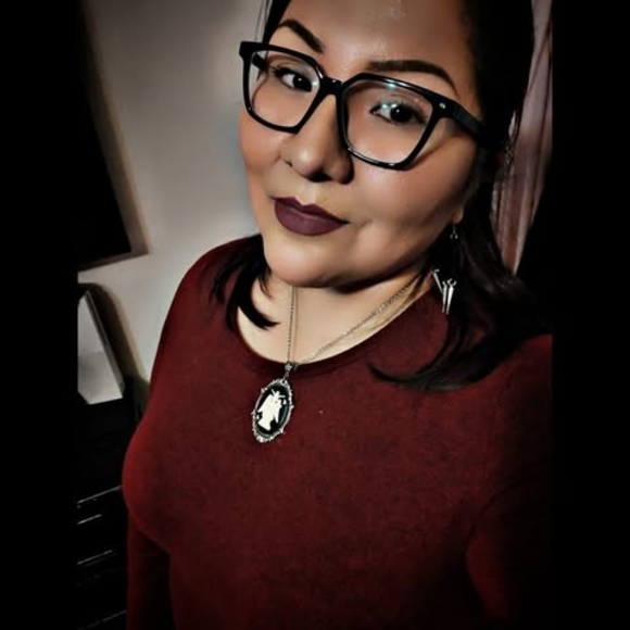 Profile Picture of Roni Becenti (@vtalkalai) on Poshmark