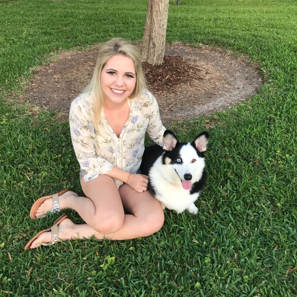 Profile Picture of Haley Lowe (@haley_marieee) on Poshmark