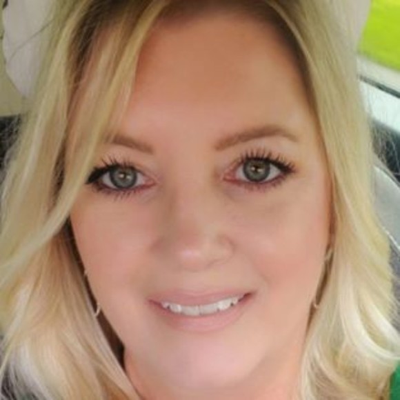 Profile Picture of Kim Arneson (@elegantfleur1) on Poshmark