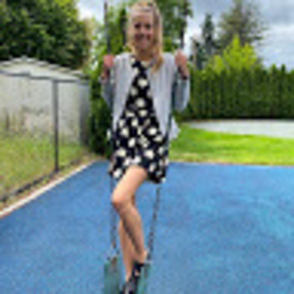 Profile Picture of Isabel Jones (@yogisnook) on Poshmark