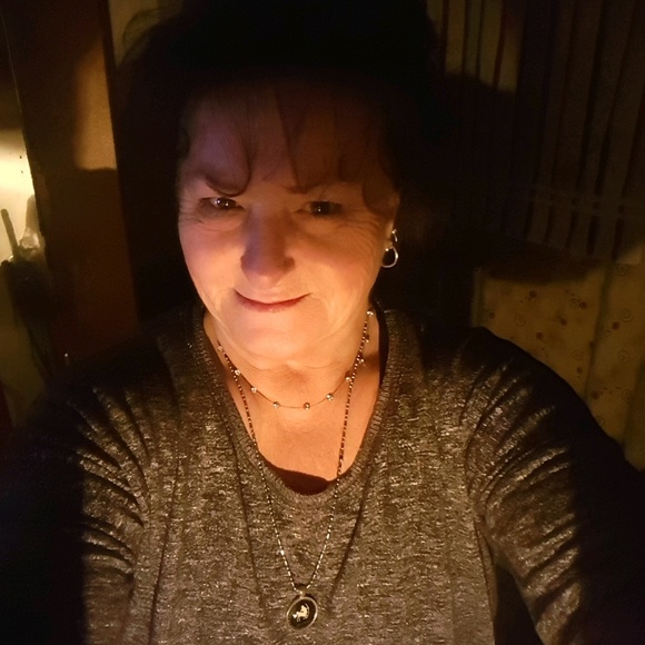 Profile Picture of Linda Nehs newman (@ros1ebud) on Poshmark