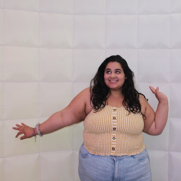 Profile Picture of Victoria Mackoul (@vikkimack1362) on Poshmark