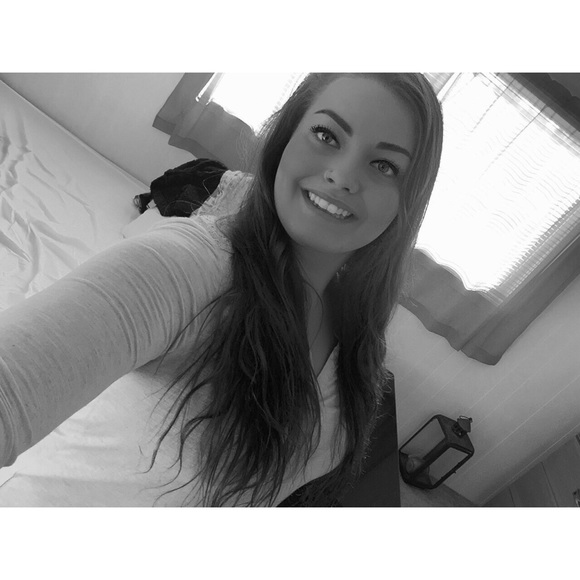 Profile Picture of Stephanie Landgraf (@stephlandgraf) on Poshmark