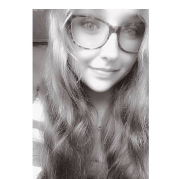 Profile Picture of Lanie Roberts (@lanie411) on Poshmark