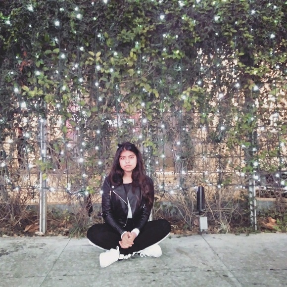 Profile Picture of Catherine Gonzalez (@catfeelsgr8) on Poshmark