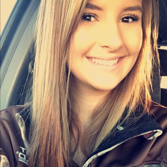 Profile Picture of Alexis Mcdougall (@alexis_mcd) on Poshmark