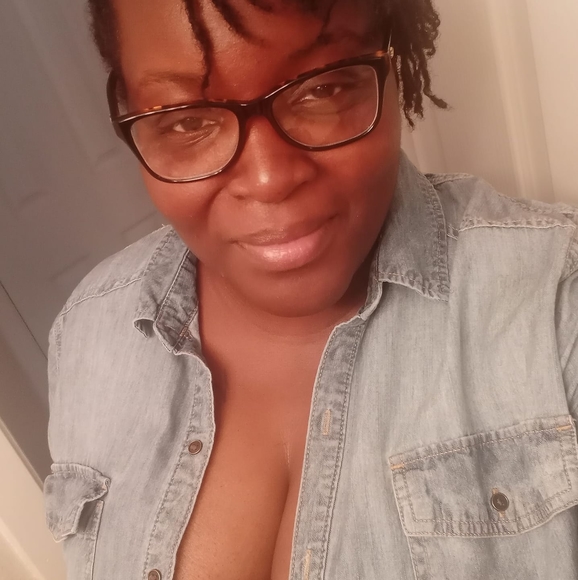 Profile Picture of Hulena Shaw (@hulena) on Poshmark