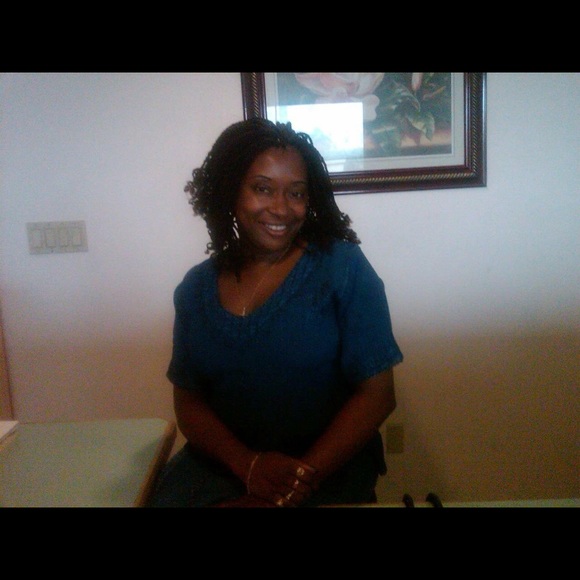 Profile Picture of Vickie Gibbs (@9red) on Poshmark