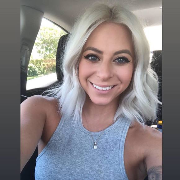 Profile Picture of Hannah Winters (@hannahhelise) on Poshmark