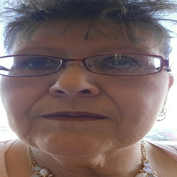 Profile Picture of Dianna Lansaw (@deel964) on Poshmark