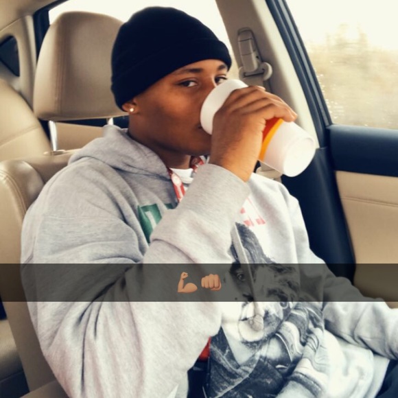Profile Picture of Davaun Thomas (@vaun999) on Poshmark