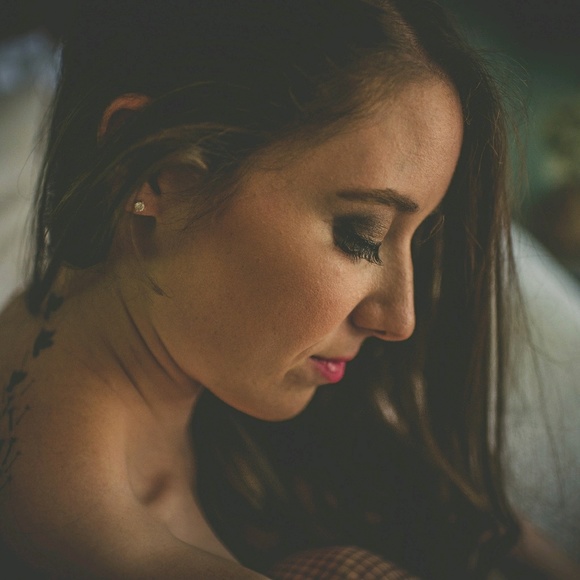 Profile Picture of Julia Stiltner (@juliastiltner) on Poshmark