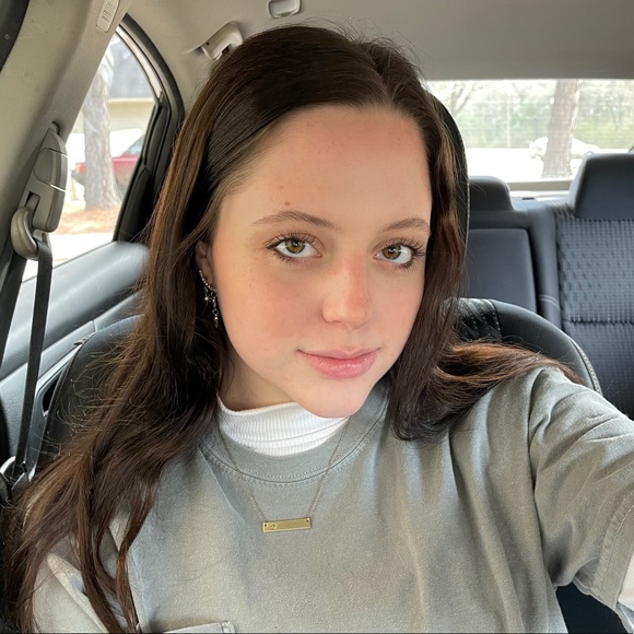 Profile Picture of Chloe Best (@chloebest2) on Poshmark