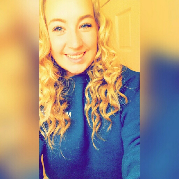 Profile Picture of Destiny Hallums (@destiny11300) on Poshmark