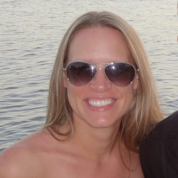 Profile Picture of Andrea Caven (@andreacaven) on Poshmark