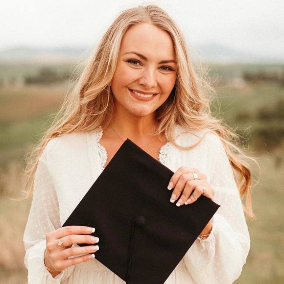 Profile Picture of Zoie Ziesmer (@zoieziesmer) on Poshmark