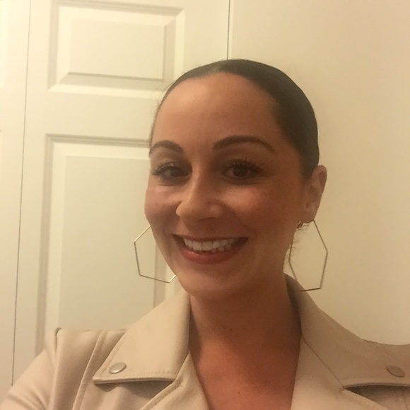 Profile Picture of Melissa Vanderplow (@shopmel44859) on Poshmark