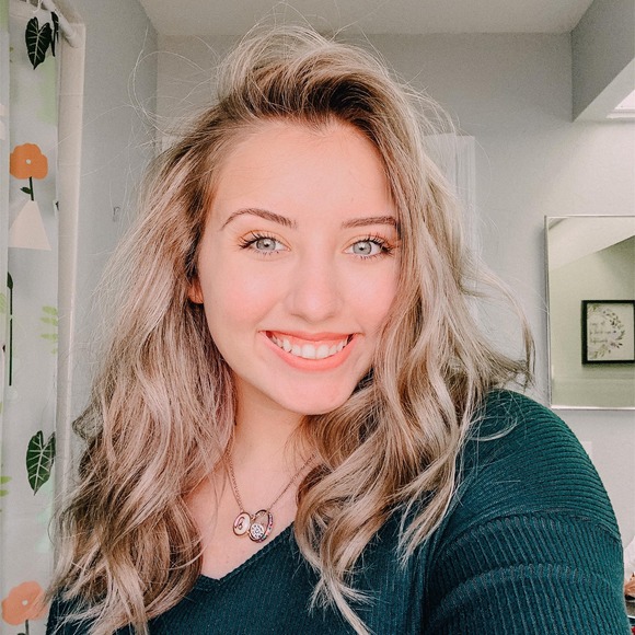 Profile Picture of Madi Ferruzza (@mtferruzza0730) on Poshmark