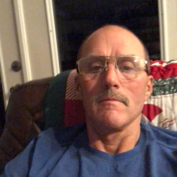 Profile Picture of Bert Ellis (@bertellis) on Poshmark