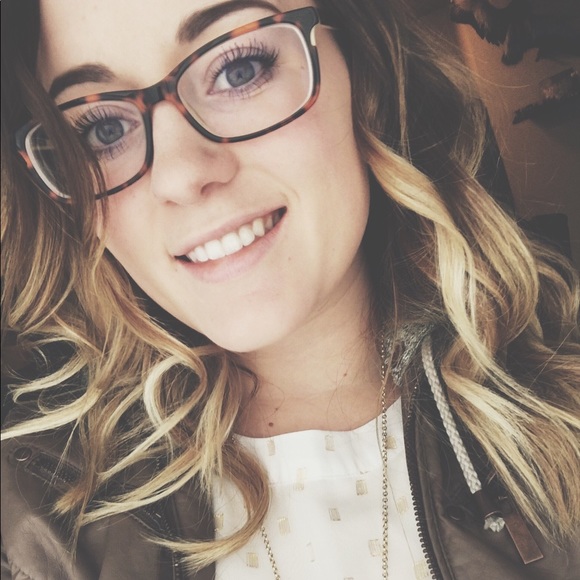 Profile Picture of Sam Schiele (@sam_schiele) on Poshmark