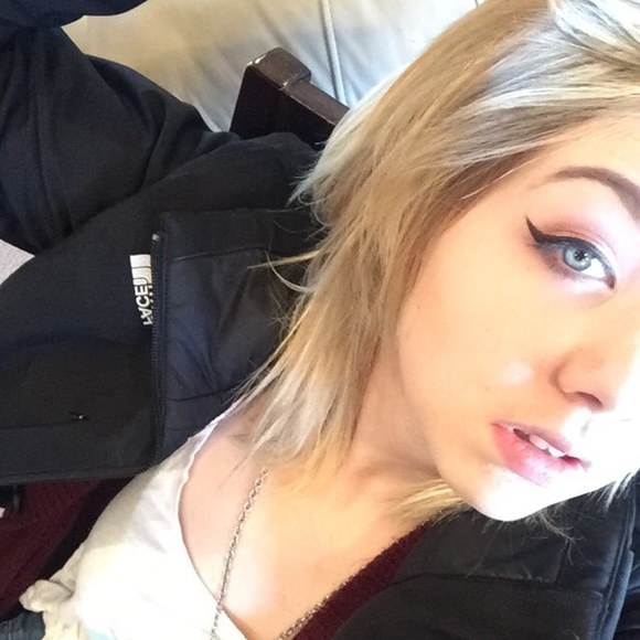 Profile Picture of Courtney Ahmann (@cjahmann) on Poshmark
