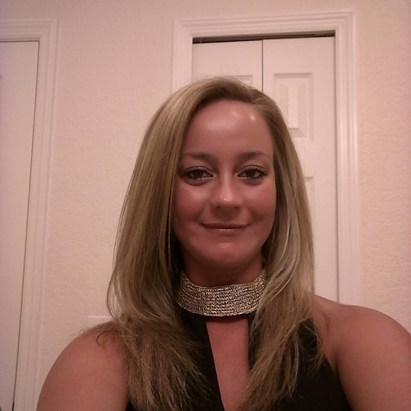 Profile Picture of Amanda Mounce (@amandak08) on Poshmark