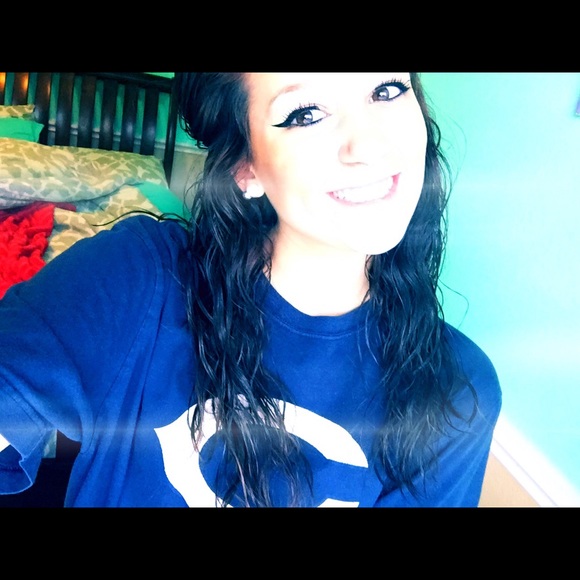 Profile Picture of Allison Hartnett (@allisonhartnett) on Poshmark