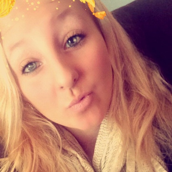 Profile Picture of Dakota Nicollette (@bear1718) on Poshmark