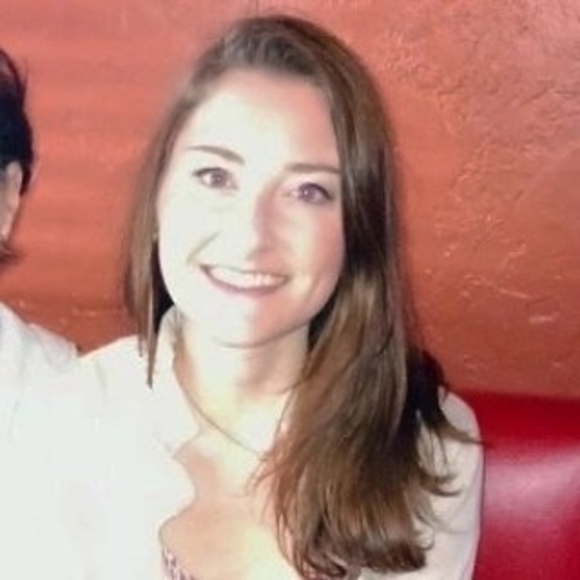 Profile Picture of Caroline Mockler (@carolinei327) on Poshmark