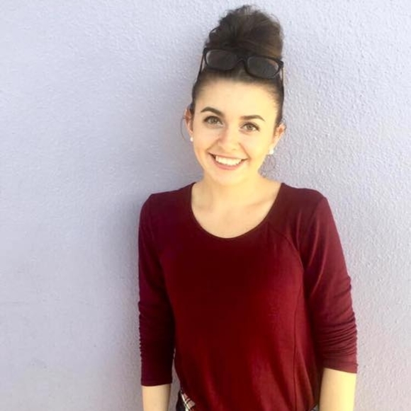 Profile Picture of Sydney Mierau (@smierau21) on Poshmark