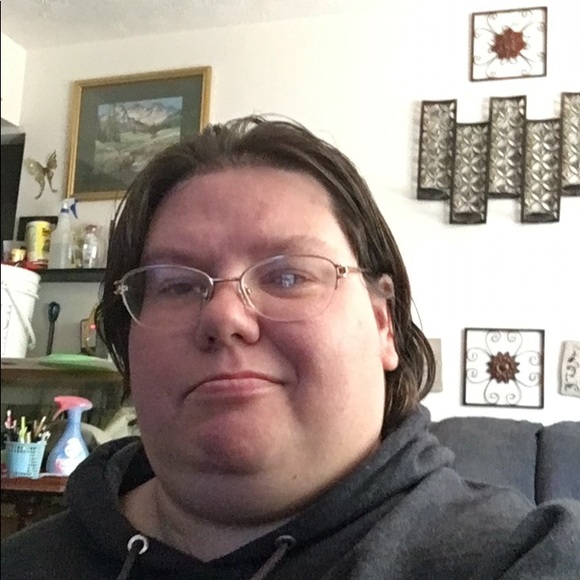 Profile Picture of Kelly Broemsen (@kellybroemsen) on Poshmark