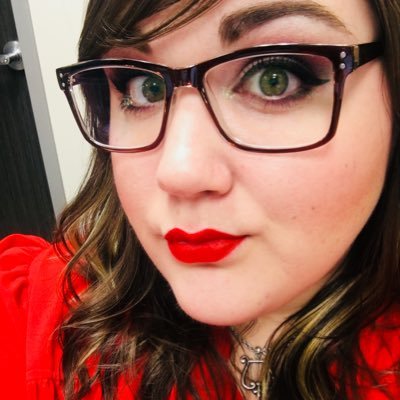 Profile Picture of Mary Sweeney-Singleton (@corgsgonnacorg) on Twitter