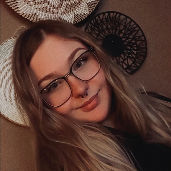 Profile Picture of Bailey Olson (@baileybutton21) on Poshmark