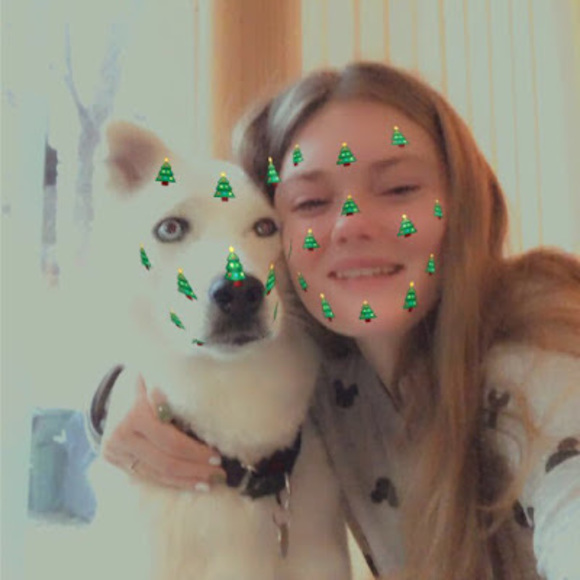 Profile Picture of Ella Haneberg (@ellahaneberg) on Poshmark