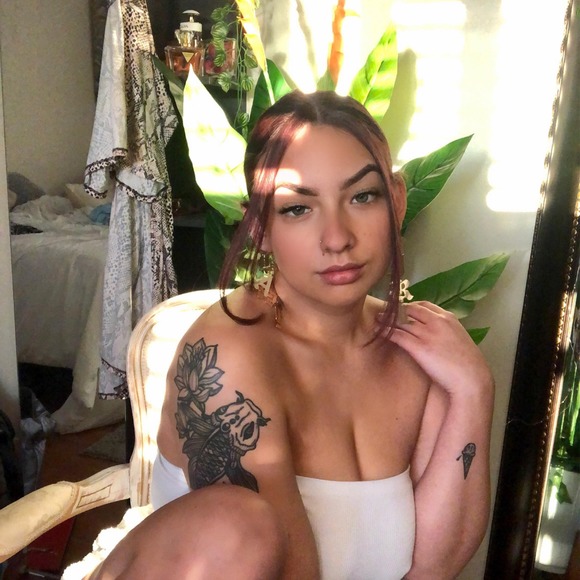 Profile Picture of Cassandra Barker (@yahhh_girl) on Poshmark