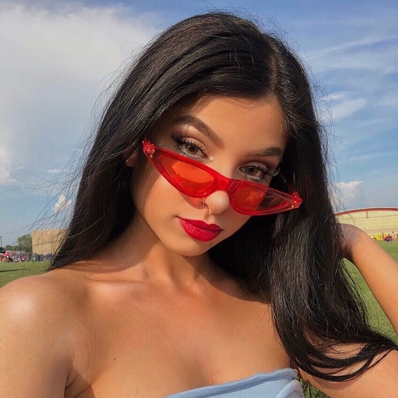 Profile Picture of Isabella Kuznikov (@isabellakuz) on Poshmark