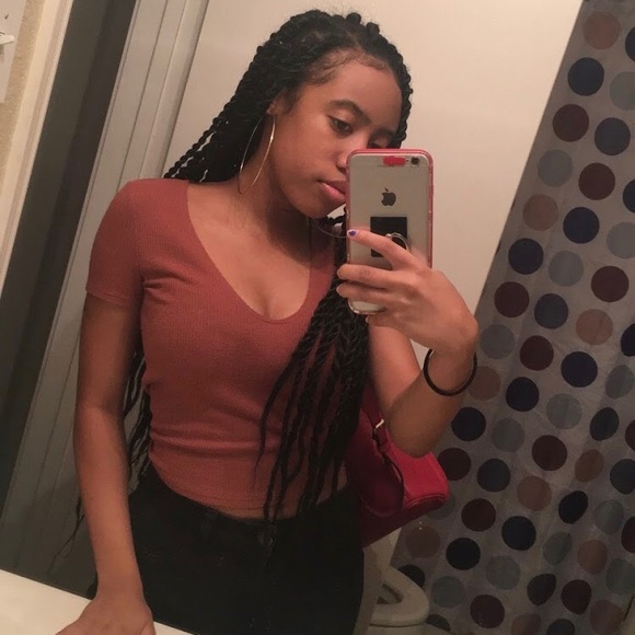 Profile Picture of Des Hanchett (@lillongwayy) on Poshmark