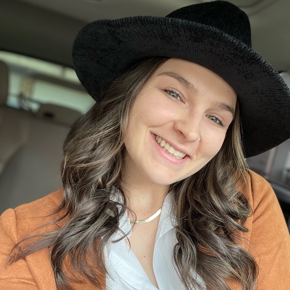 Profile Picture of Miranda Keeler (@mirrrrrda) on Poshmark