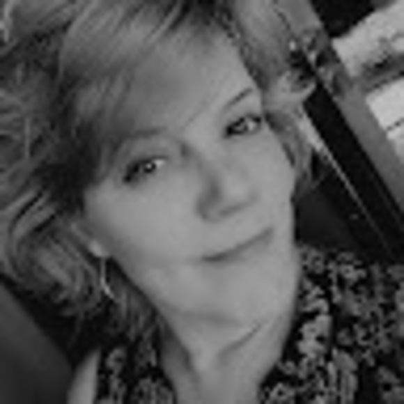 Profile Picture of Mitzi Lowe (@mitzilowe45) on Poshmark