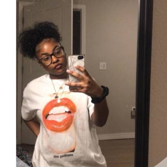 Profile Picture of Maniyah Lee (@maniyahlee) on Poshmark